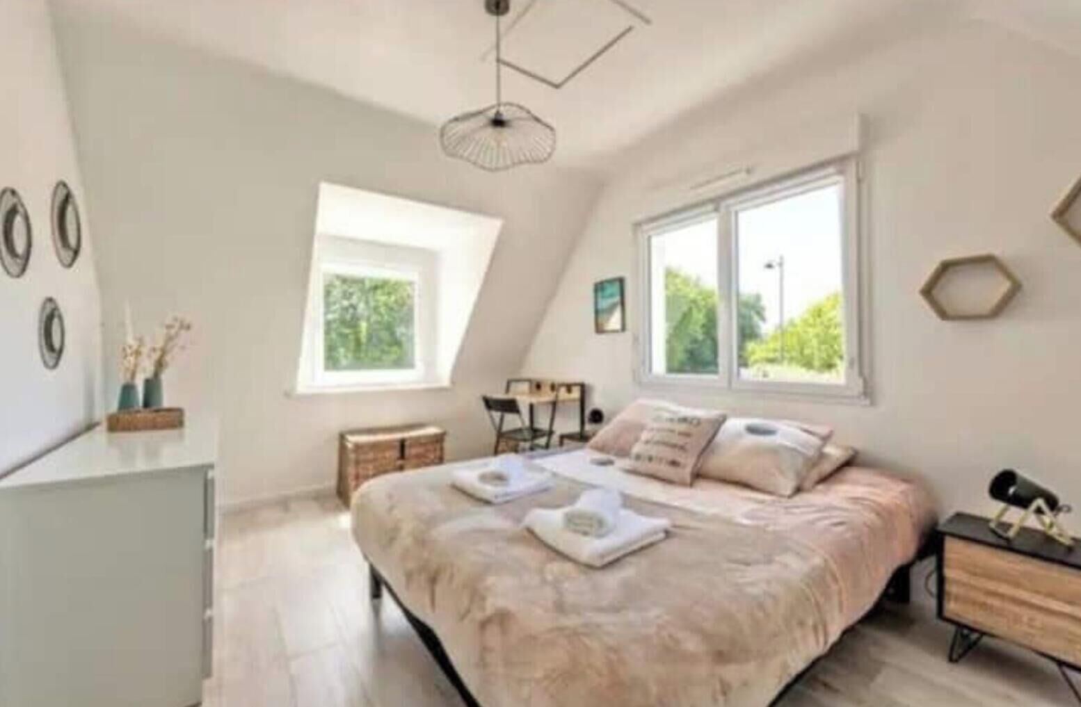 4 chambres, bureau, fer et planche à repasser, lit parapluie