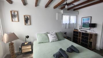 4 slaapkamers, een bureau, een strijkplank/strijkijzer, reisbedje