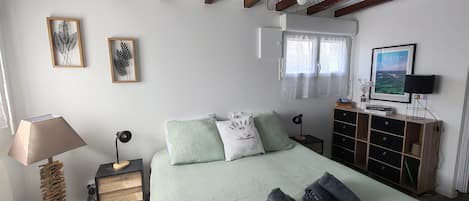 4 bedrooms, desk, iron/ironing board, travel cot