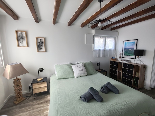 4 bedrooms, desk, iron/ironing board, travel cot