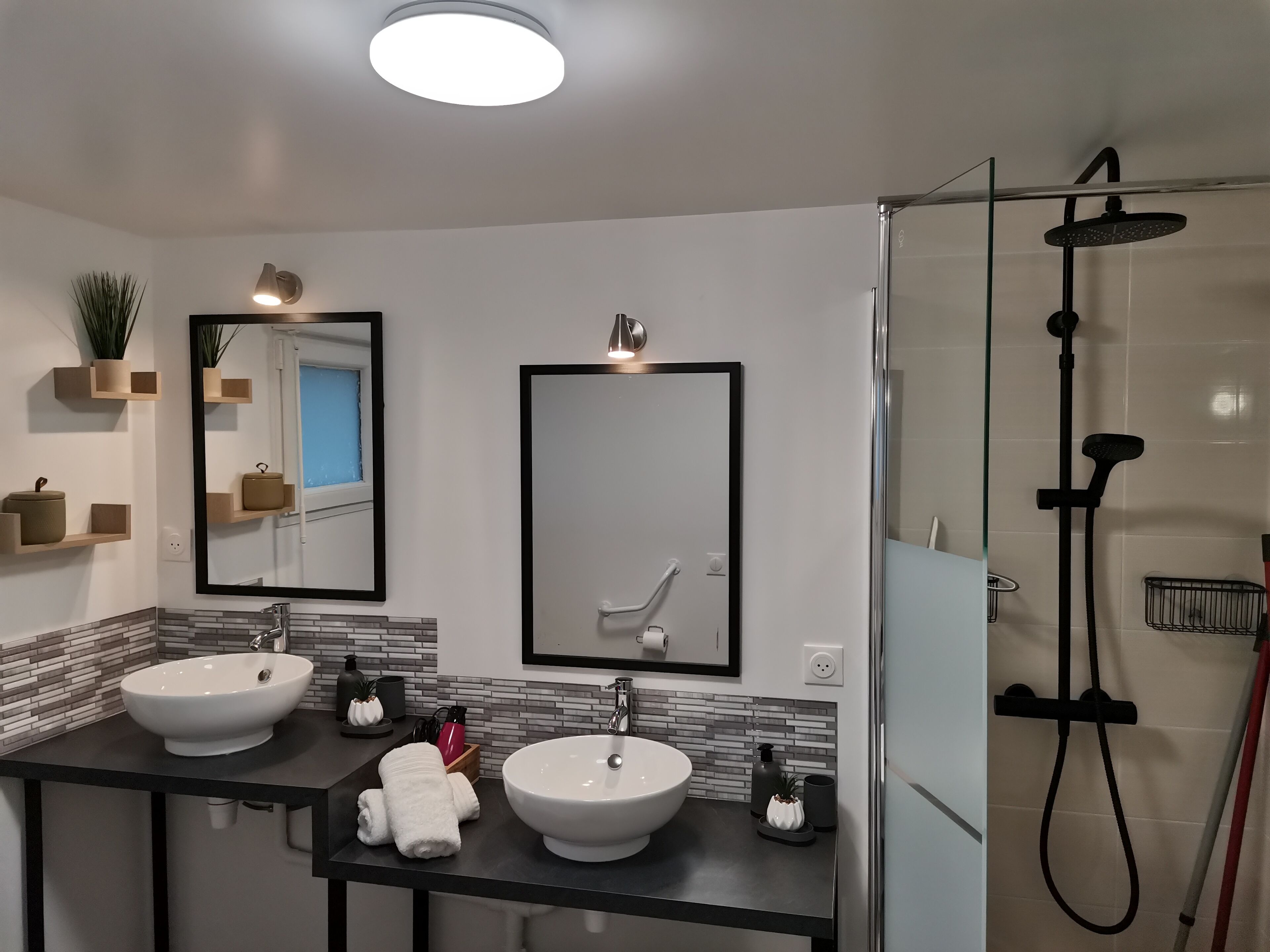 Douche, sèche-cheveux, serviettes fournies, savon