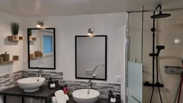 Douche, sĂšche-cheveux, serviettes fournies, savon