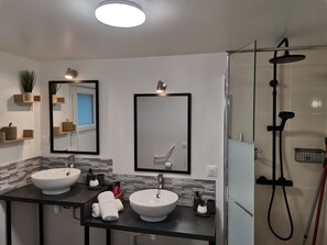 Dusche, Haartrockner, Handtücher, Seife