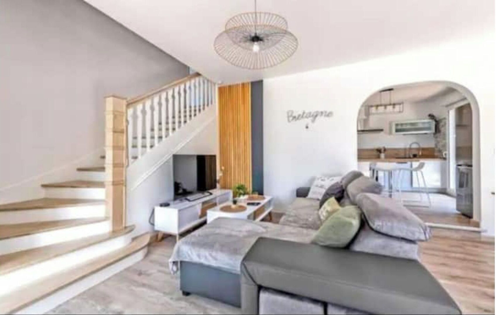 Télévision, cheminée, livres