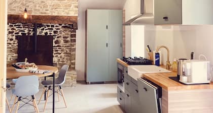 Gorgeous cottage situated in a chateau park - private pool/garden - kid-friendly