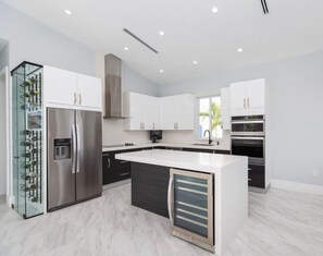 Mikrowelle, Ofen, Herdplatte, Geschirrspüler