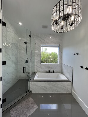 Dusche, Whirlpool, Haartrockner, Bidet