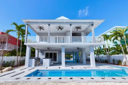 Islamorada Oasis, Luxurious 4 bedroom 3 bath home. Heated pool! Boat Lift option