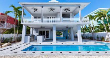 Islamorada Oasis, Luxurious 4 bedroom 3 bath home. Heated pool! Boat Lift option