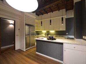 Kühlschrank, Mikrowelle, Geschirrspüler