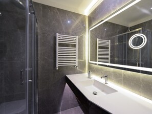 Dusche, Haartrockner, Bidet, Handtücher