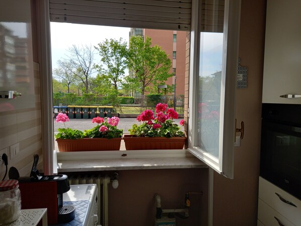 Kühlschrank, Ofen, Herdplatte, Wasserkocher mit Kaffee-/Teezubehör