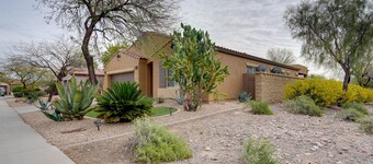 Getaway w/ Hot Tub: Near Peoria Mountain Preserve!