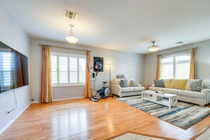 Interior - Getaway w/ Hot Tub: Near Peoria Mountain Preserve! (Peoria)