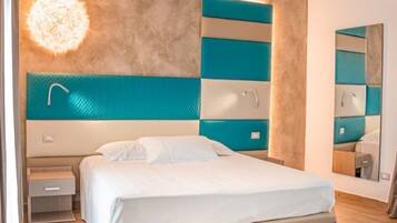 Quarto casal superior | Frigobar, cofres nos quartos, escrivaninha, Wi-Fi de cortesia