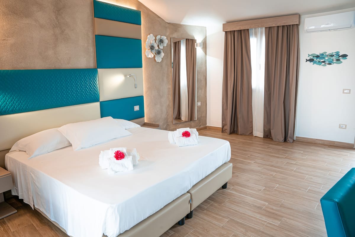 Deluxe Double Room | Minibar, in-room safe, desk, free WiFi