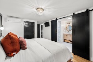 7 bedrooms, iron/ironing board, travel crib, free WiFi - The Barn at Chatham Oaks (Chatham)