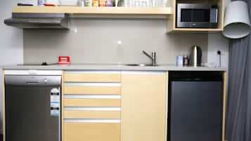 Køleskab, mikrobølgeovn, opvaskemaskine, elkedel