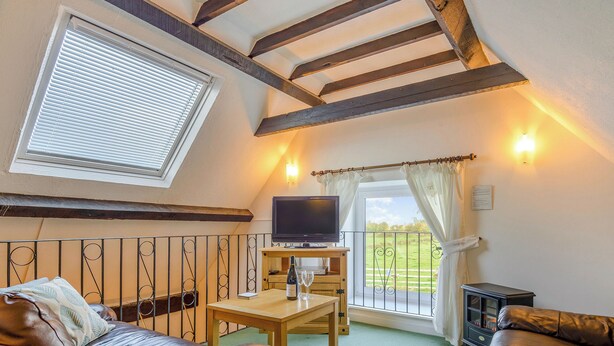 Unclassified image, 1 of 18, button - Apple Cottage-UK37361 (Lympsham)