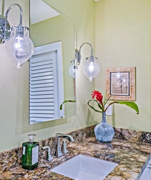 وحدات دش مع أحواض استحمام، مجففات شعر، مناشف