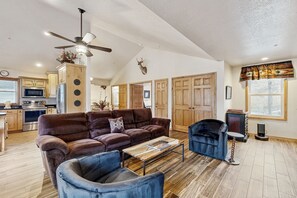 TV, fireplace - Mountain view home with hot tub, fireplace & perfect walk-to-lift location (Park City)