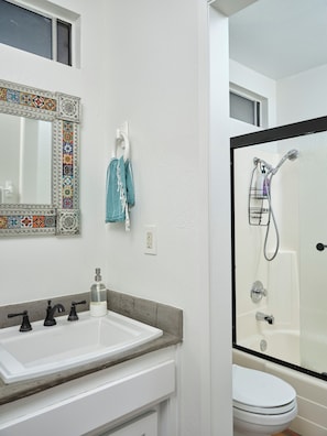 Een haardroger, handdoeken