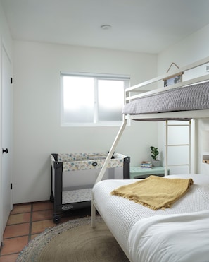 2 quartos, ferros/tábuas de passar roupa, Wi-Fi, roupa de cama