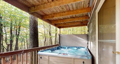 Placid mountain home with fireplace, hot tub & board games - child-friendly