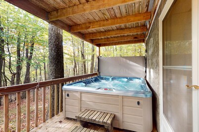 Placid mountain home with fireplace, hot tub & board games - child-friendly
