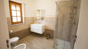 A bathroom with a toilet, sink, and shower. - La Balestra B&B (Balestrate)