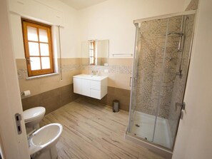 Douche, douche à « effet pluie », sèche-cheveux, bidet