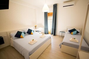 Habitación triple Confort | Ropa de cama hipoalergénica y escritorio