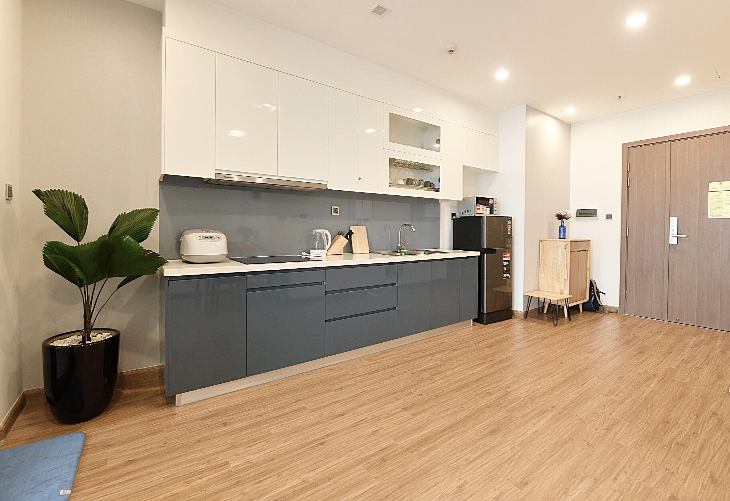 冷蔵庫、電子レンジ、電気ポット、調理器具と食器