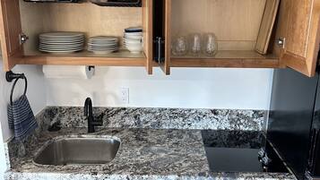 Fridge, microwave, stovetop, dishwasher