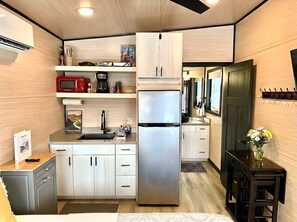 Fridge, microwave, coffee/tea maker, toaster - Teton View Studio - Hidden Gem Near Yellowstone (Tetonia)