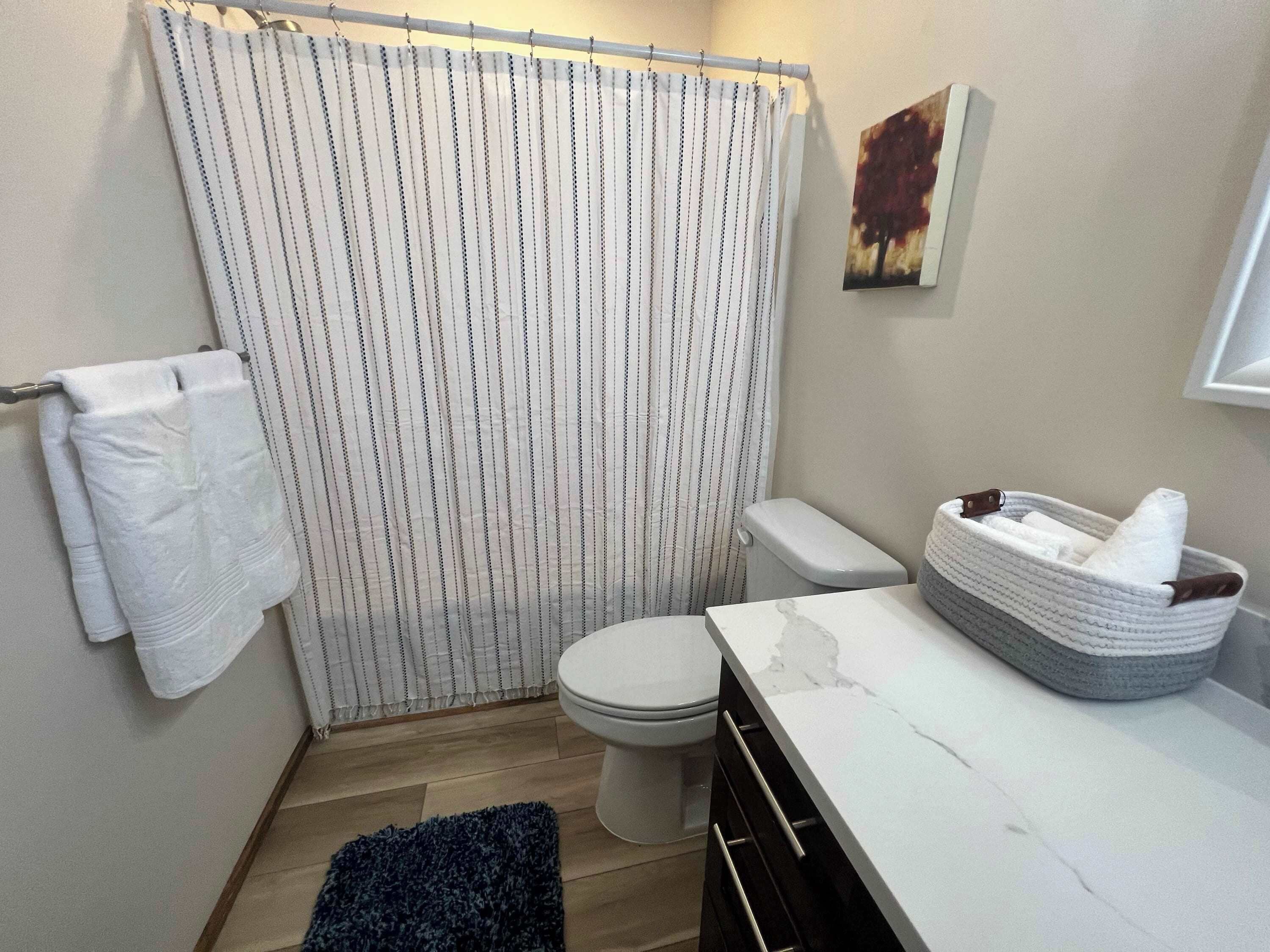 Badkar, hårtork och handdukar