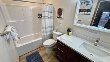 Badekar, hårføner og håndklær