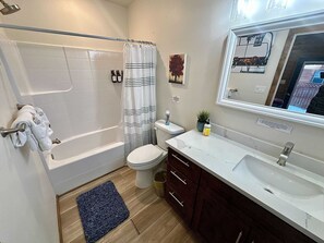 Badewanne, Haartrockner, Handtücher