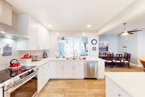 冷蔵庫、電子レンジ、オーブン、コンロ