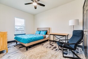 3 habitaciones, tabla de planchar con plancha, internet y ropa de cama
