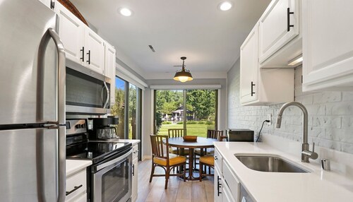 Fontana Abbey Villas Condo Steps to Pool Walk to Beach Marina and Dining