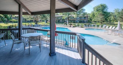Cocktails & Dreams -Ground Level Abbey Villa Corner Condo |2 Patios |Pool |Natural Lighting |Updated