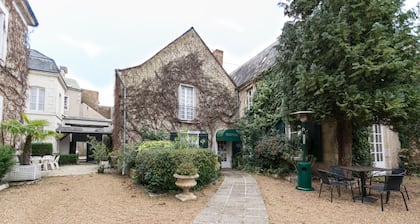 Tout à cÎté 3.4km Le zoo de L.F. Manoir de ville avec ses poutres de charmes .