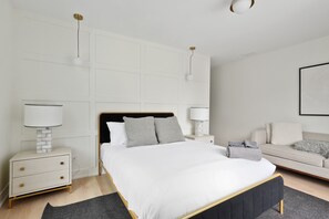 7 soverom, skrivebord, strykejern/-brett og reiseseng for barn