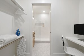 Douche, sèche-cheveux, serviettes fournies, savon