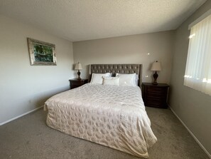 3 bedrooms, desk, WiFi, bed sheets - Clean, crisp space close to Superbowl (Phoenix)