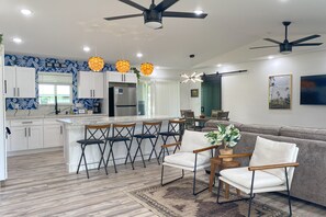TV - Newly-built dog-friendly home with large yard, shaded patio, & washer/dryer (Pahoa)