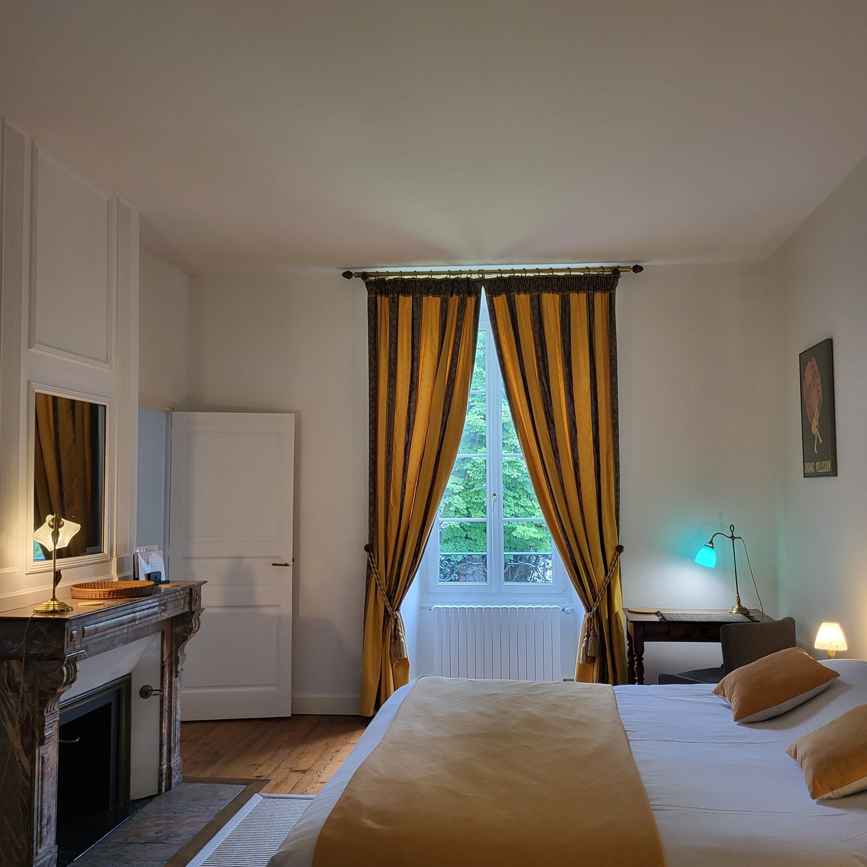 Chambre Verteuil | Individually decorated, individually furnished, desk, laptop workspace