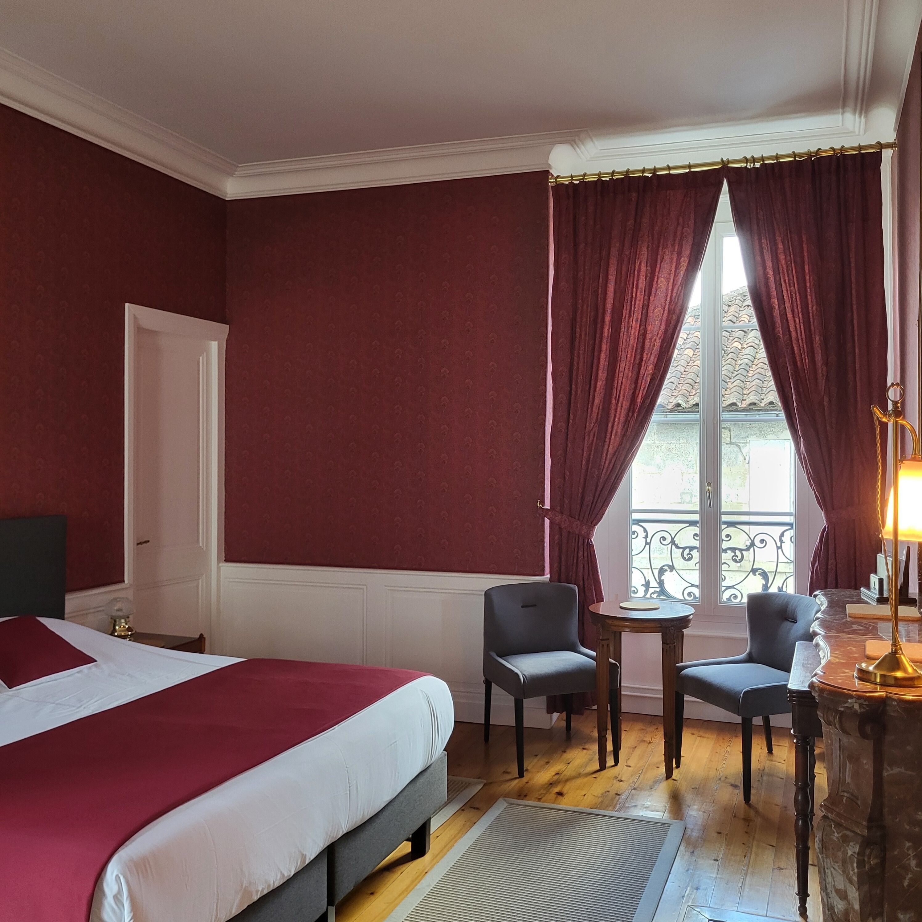 Chambre Lonzac | Individually decorated, individually furnished, desk, laptop workspace