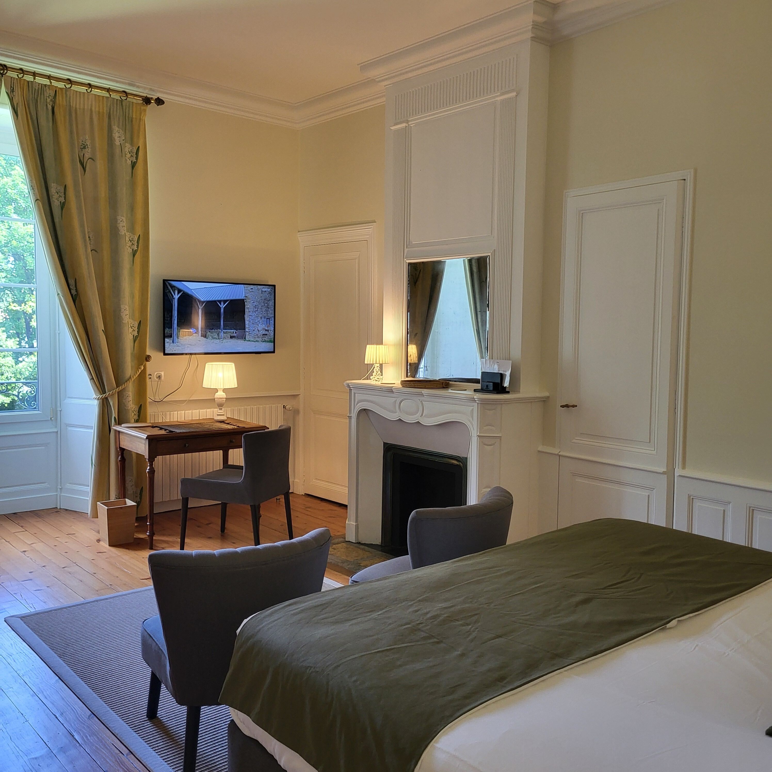 Chambre Bassac | Individually decorated, individually furnished, desk, laptop workspace